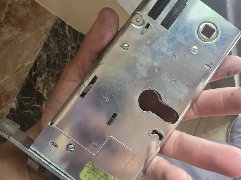 Caja de cerradura embutida nueva en la mano del cerrajero