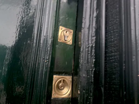 Puerta de vivienda en Aluche con cerradura y cerrojo de seguridad